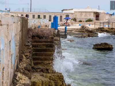 �Continuiamo a frequentare il lido, anche se non c�� pi� nulla - spiega il 63enne Francesco �. E ci posizioniamo sempre in questo punto. Accanto si trova ancora una scaletta che permette di entrare direttamente in mare�